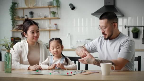Aile Masa Oyunu Bir Çocuklu Mutlu Bir Asyalı Aile Evde — Stok video