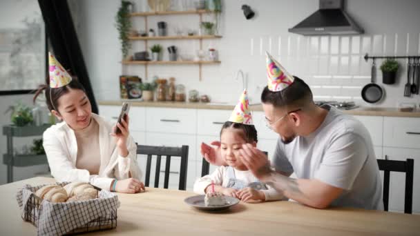 Familjen Firar Barnens Födelsedag Hemma Asiatiska Mamma Och Pappa Hälsar — Stockvideo