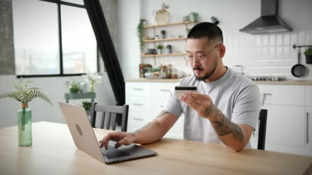 Çevrimiçi Ödeme Yapan Adam Laptop Kullanıyor Asyalı Yaşlarda Bir Adam — Stok video