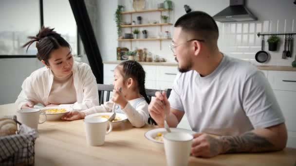 Desayuno Familiar Casa Familia Asiática Con Niño Come Hojuelas Maíz — Vídeo de stock