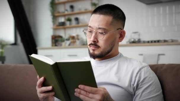 Man Reading Book Close Pria Asia Usia Suka Membaca Buku — Stok Video