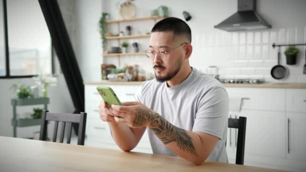 Homme Utilisant Smartphone Maison Asiatique Homme Naviguant Ligne Tenant Téléphone — Video