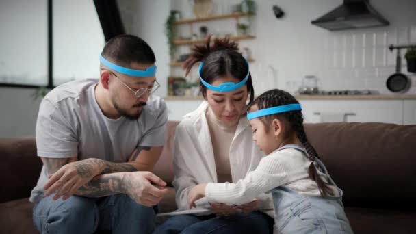 Rodzina Gra Grę Kim Jestem Kartą Głowach Koreańska Rodzina Jednym — Wideo stockowe