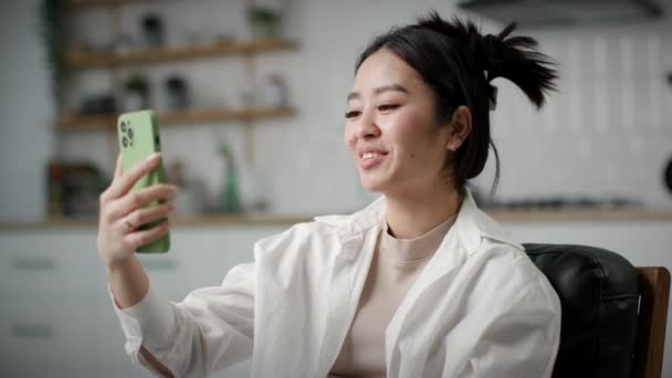 Ella Está Videollamada Usando Teléfono Móvil Mujer Asiática Hablando Con — Vídeos de Stock