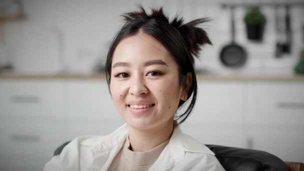Πορτρέτο Κορεάτισσας 30Άρα Ασιάτισσα Χαμογελάει Κοιτάζοντας Την Κάμερα Φορητή Κάμερα — Αρχείο Βίντεο