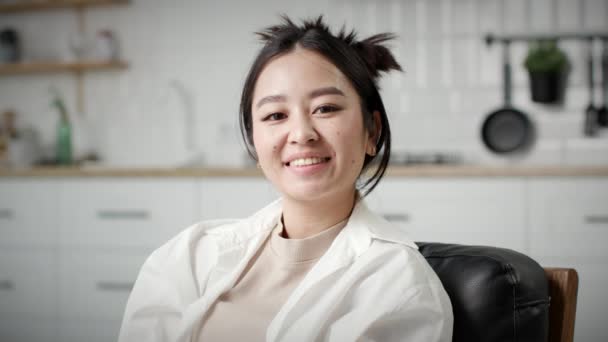 Mulher Asiática Falar Câmara Mulher Negócios Coreana Alegre Falando Olhando — Vídeo de Stock