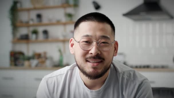 Ların Asyalı Adamı Kamerada Konuşuyor Pozitif Adamı Kameraya Bakıyor Koreli — Stok video