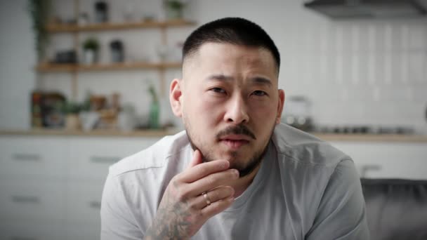 30S Asiatique Homme Marques Visage Paume Geste Caméra Homme Exprimant — Video