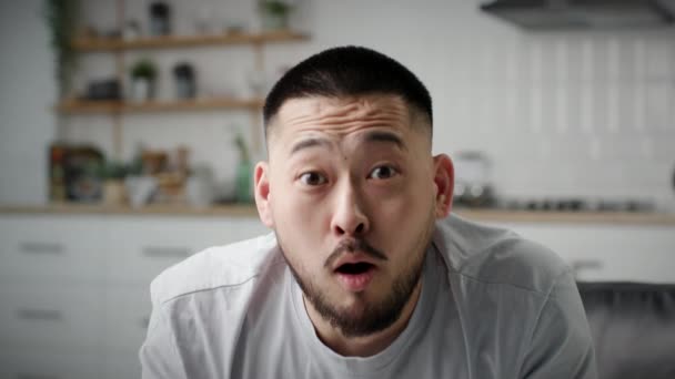 Exited Asian Man Montrant Wow Emotion Caméra Homme Trentenaire Riant — Video