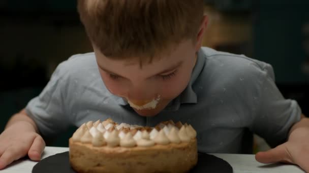 Grabben Har Dirty Face Eating Cake Glad Pojke Äter Sötsaker — Stockvideo