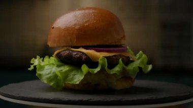 Hamburger İşlemi. Hamburger malzemeleri ağır çekimde düşüyor. Tam HD