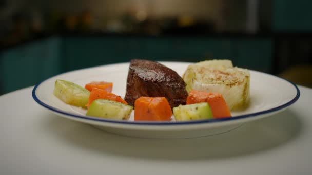 Beef Steak Serving Micro Green Vegetables 은느린 동작으로 회전합니다 — 비디오