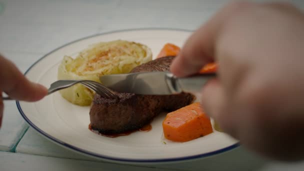 Comer Bife Bife Com Garfo Faca Pov Câmara Lenta Perto — Vídeo de Stock