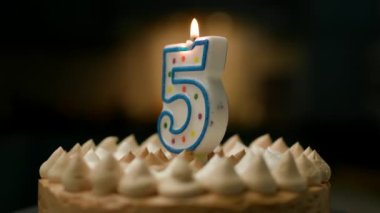 Doğum günü pastası dönüşümünde 5 numaralı mum. Beşinci yıl dönümü kutlaması. Yaklaş, Ağır Çekim. 4K