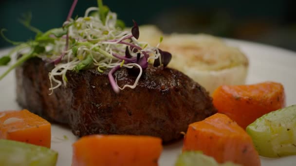 Marha Steak Szolgált Mikrozöld Zöldségek Forog Lassított Felvételen Közelről — Stock videók