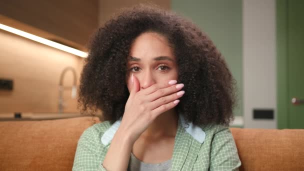 Mujer Asustada Mirando Cámara Mujer Conmocionada Cerrando Los Ojos Con — Vídeos de Stock