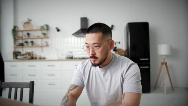 Asiatique Homme Travaillant Ligne Maison Jeune Homme Adulte Tapant Sur — Video