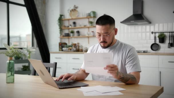 Людина Працює Документами Допомогою Ноутбука Азіатський Підприємець Керує Податковими Рахунками — стокове відео