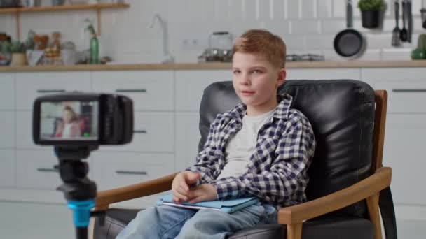 Kid Tallentaa Videoblogia Kamerassa Nuori Bloggaaja Puhuu Kameralle Jalustalla — kuvapankkivideo