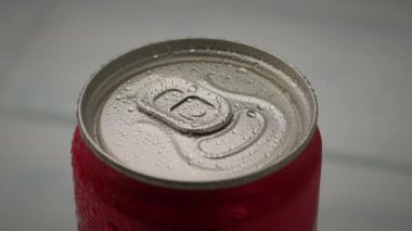 Kırmızı Kola Kutusu Donuyor. Soğuk ıslak teneke. Ağır çekim, yakın çekim. Tam HD