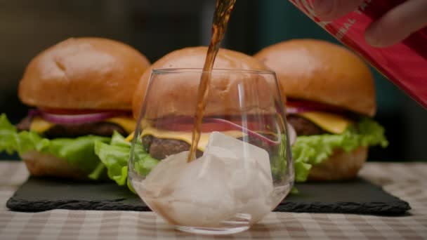 Cola Derramando Vidro Com Gelo Hambúrgueres Que Servem Com Bebidas — Vídeo de Stock