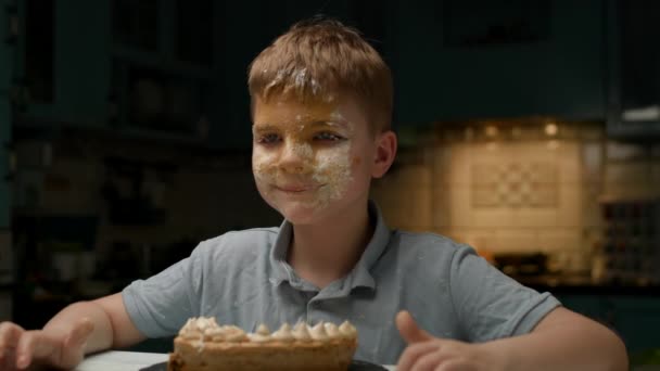 儿童蛋糕后的打击 生日快乐的男孩在吃糖果 脸色苍白的孩子 — 图库视频影像