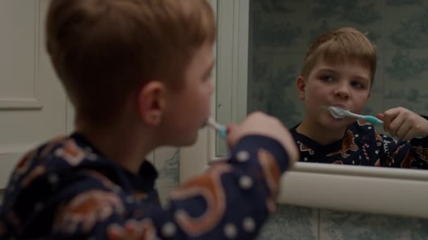 子供はバスルームに立って歯を磨く 男子生徒はバスルーチン — ストック動画
