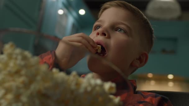 Grabben Äter Popcorn Hemma Nära Håll Pojke Tittar Med Popcorn — Stockvideo