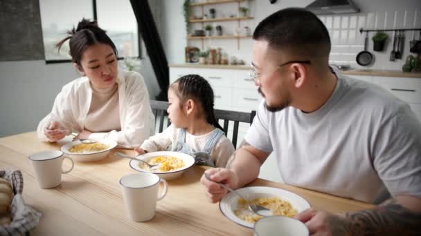 Koreanische Familien Essen Und Plaudern Mama Papa Und Tochter Essen — Stockvideo