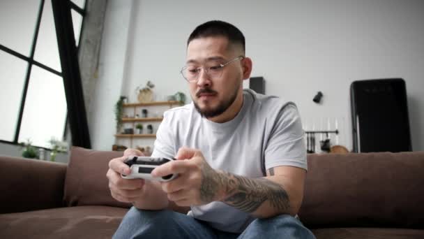 비디오 게임을 만든다 조이스틱 컨트롤러를 소파에 한국인 — 비디오