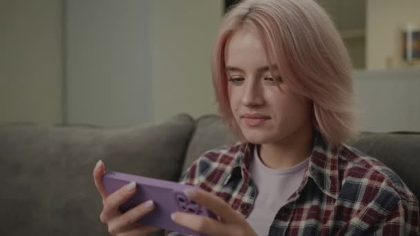Žena Vyhrává Videohru Pomocí Chytrého Telefonu 20S Žena Hraje Mobilní — Stock video