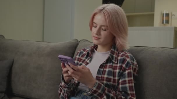 Hembra Chat Línea Mecanografía Smartphone Mujer Mensajes Texto Con Amigos — Vídeos de Stock