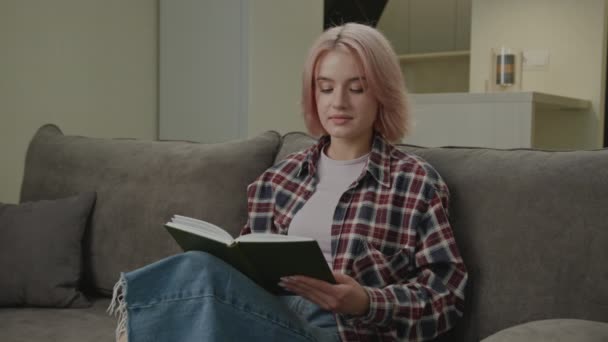 Mujer Leyendo Libro Sentada Sofá Casa Millennial Lee Libro Papel — Vídeo de stock