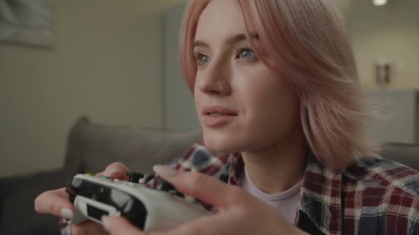 Çıkan Kadın Video Oyun Tutucu Joystick Oynuyor Yaşlarda Evdeki Kanepede — Stok video