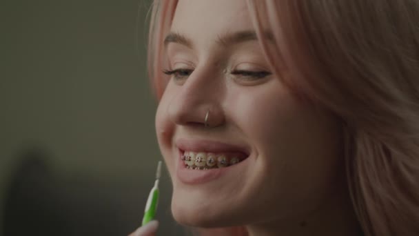 Diş Tellerini Fırçayla Temizleyen Kadın Dişlerini Özel Bir Fırçayla Fırçalayan — Stok video