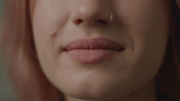 Perempuan Mulut Dengan Gigi Braces Senyum Kamera Menutup Gigi Dengan — Stok Video