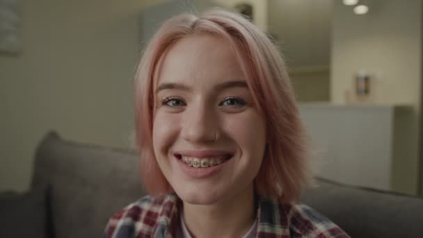 Kobieta Aparatem Dentystycznym Uśmiechnięty Portret Pewna Siebie Latka Śmiejąca Się — Wideo stockowe