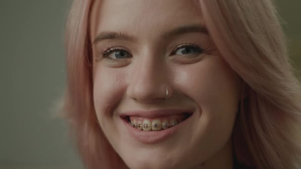 Žena Zubními Závorkami Usmívající Portrét Hezké 20S Žena Dívá Kameru — Stock video