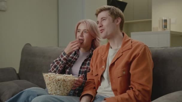 Een Stel Van Dat Kijkt Popcorn Eet Vriendje Vriendinnetje Hebben — Stockvideo