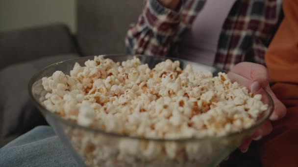 Twee Handen Nemen Popcorn Van Dichtbij Een Stel Popcorn Eten — Stockvideo