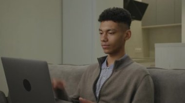 Video 'daki Siyah Adam Bilgisayarı Yakından Kullanıyor. Afro-Amerikalı bir adam merkez ofiste çalışan bilgisayarla konuşuyor. 4K