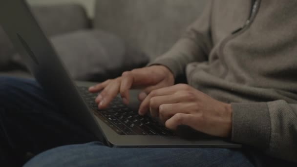 Kara Eller Bilgisayarı Yakından Yazıyor Çevrimiçi Çalışan Afrikalı Amerikalı Erkek — Stok video