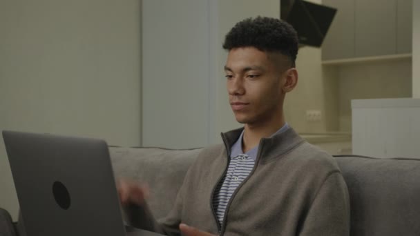 Black Man Сайті Video Call Using Laptop Close Афроамериканець Розмовляє — стокове відео