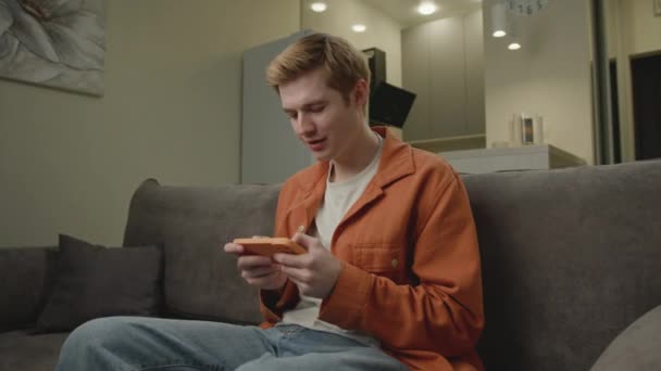 Man Winning Video Game Menggunakan Smartphone Close Happy Game Pemenang — Stok Video