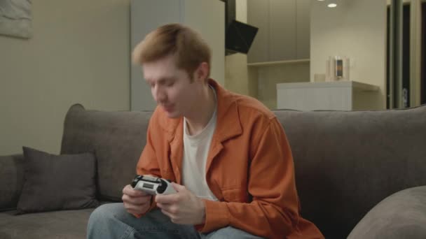 Homem Saído Jogando Videogame Segurando Joystick 20S Masculino Ganhando Videogame — Vídeo de Stock