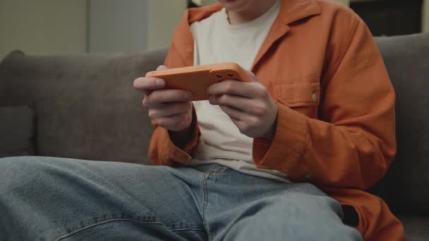 Άνθρωπος Που Παίζει Βιντεοπαιχνίδι Χρησιμοποιώντας Κινητό Κοντά Άνθρωπος Κινητό Τηλέφωνο — Αρχείο Βίντεο