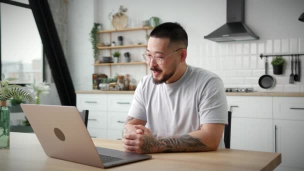 Üzletember Videóhíváson Van Belügyminisztériumban Egy Koreai Férfi Laptopot Használ Online — Stock videók