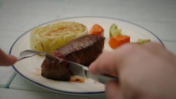Τρώγοντας Μπριζόλα Βοείου Κρέατος Πιρούνι Και Μαχαίρι Pov Αργή Κίνηση — Αρχείο Βίντεο