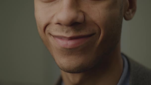 Schwarzer Männermund Großaufnahme Afroamerikaner Lächelt Die Kamera — Stockvideo
