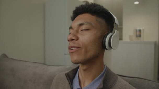 Omul Negru Ascultă Muzică Căști Masculul Ani Bucură Muzică Stând — Videoclip de stoc